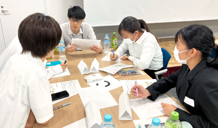 先輩との座談会イメージ
